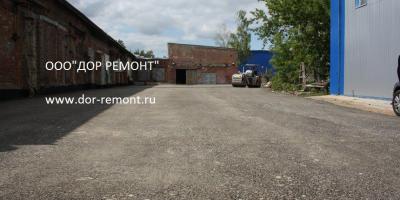 Укладка асфальтовой крошки дорожным катком на подъездной дороге